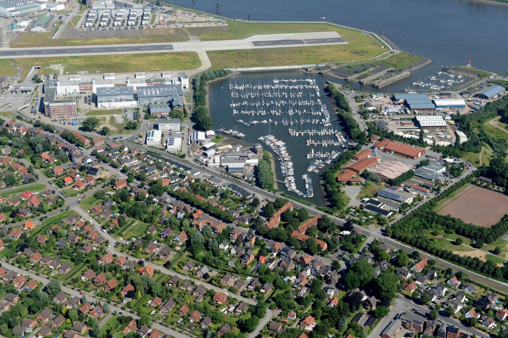 Hamburg von oben - Sportboot- Anlegestellen und Bootsliegeplätzen am Uferbereich Rüschkanal in Hamburg, Deutschland