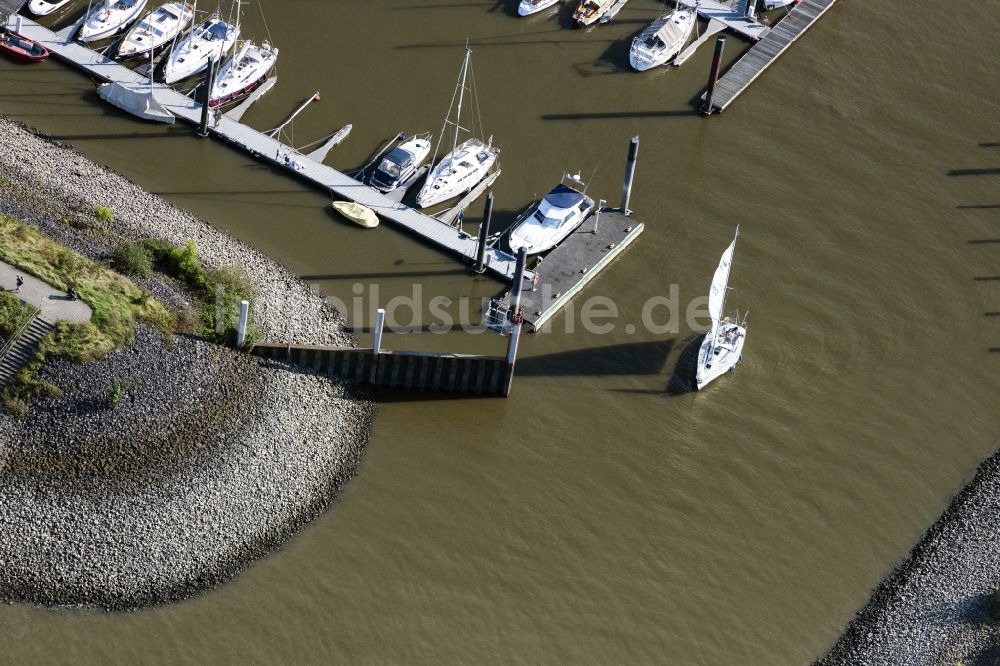 Hamburg aus der Vogelperspektive: Sportboot- Anlegestellen und Bootsliegeplätzen am Uferbereich Rüschkanal in Hamburg, Deutschland