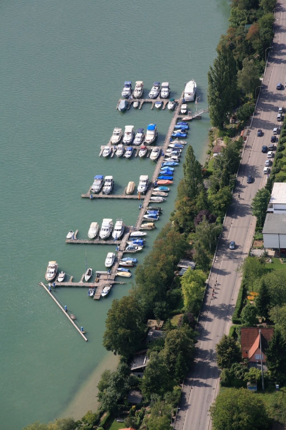 Luftaufnahme Grenzach-Wyhlen - Sportboot- Anlegestellen und Bootsliegeplätze am Uferbereich des Rheines in Grenzach-Wyhlen im Bundesland Baden-Württemberg