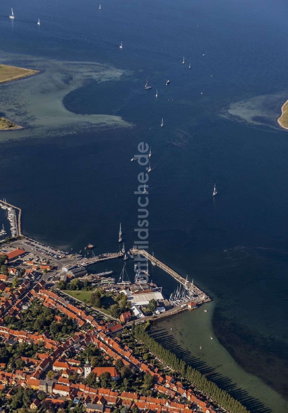 Aeroeskoebing aus der Vogelperspektive: Sportboot- Anlegestellen und Bootsliegeplätzen im Alten Hafen in Aeroeskoebing in Syddanmark, Dänemark