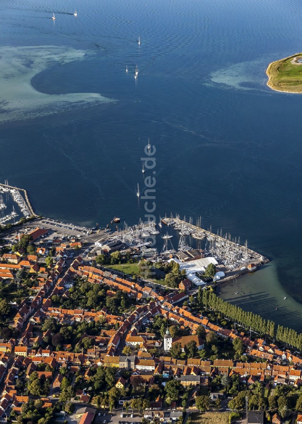 Luftbild Aeroeskoebing - Sportboot- Anlegestellen und Bootsliegeplätzen im Alten Hafen in Aeroeskoebing in Syddanmark, Dänemark