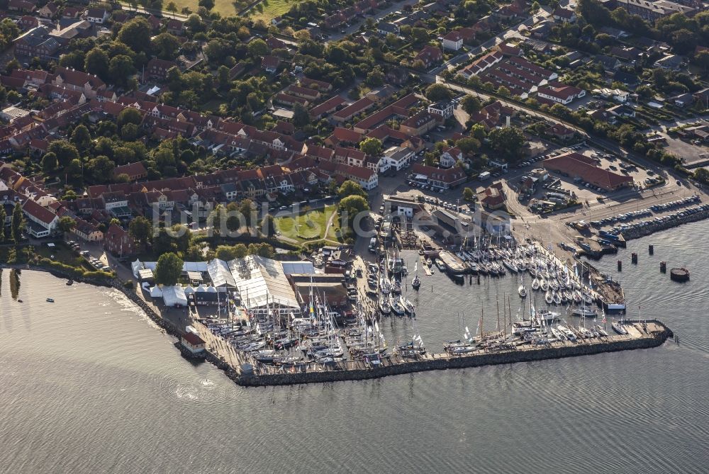 Luftaufnahme Aeroeskoebing - Sportboot- Anlegestellen und Bootsliegeplätzen im Alten Hafen in Aeroeskoebing in Syddanmark, Dänemark