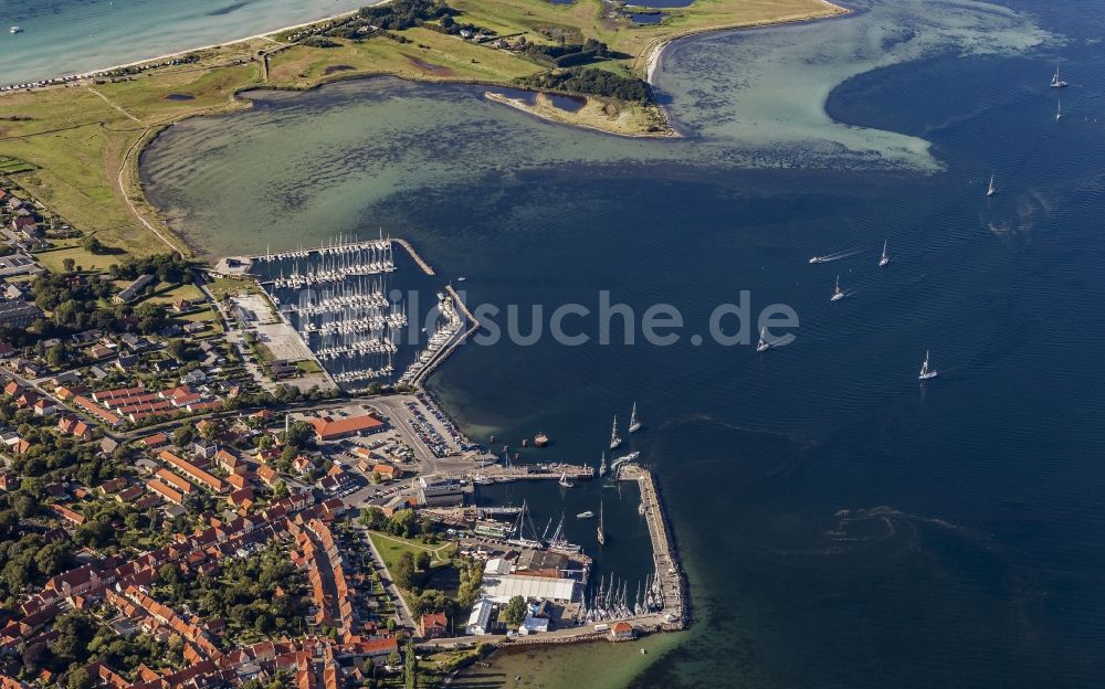 Aeroeskoebing von oben - Sportboot- Anlegestellen und Bootsliegeplätzen im Alten Hafen in Aeroeskoebing in Syddanmark, Dänemark