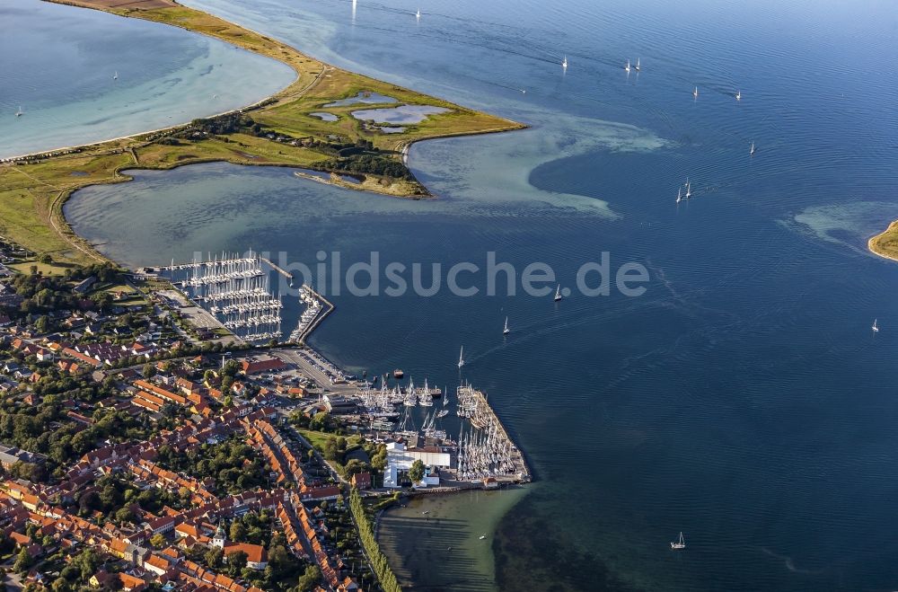 Aeroeskoebing aus der Vogelperspektive: Sportboot- Anlegestellen und Bootsliegeplätzen im Alten Hafen in Aeroeskoebing in Syddanmark, Dänemark