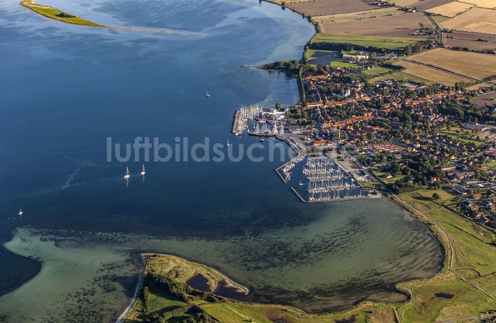 Luftbild Aeroeskoebing - Sportboot- Anlegestellen und Bootsliegeplätzen im Alten Hafen in Aeroeskoebing in Syddanmark, Dänemark