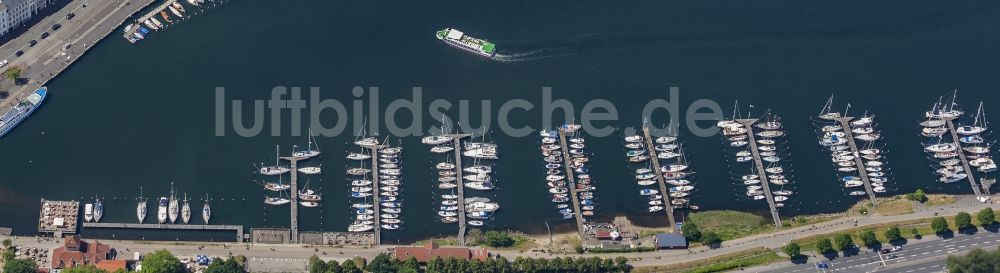 Flensburg aus der Vogelperspektive: Sportboot- Anlegestellen und Bootsliegeplätzen im Stadthafen in Flensburg im Bundesland Schleswig-Holstein, Deutschland