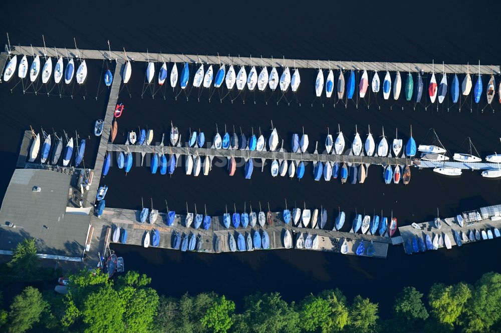 Luftaufnahme Hamburg - Sportboot- Anlegestellen und Bootsliegeplätzen am Uferbereich der Alster in Hamburg, Deutschland