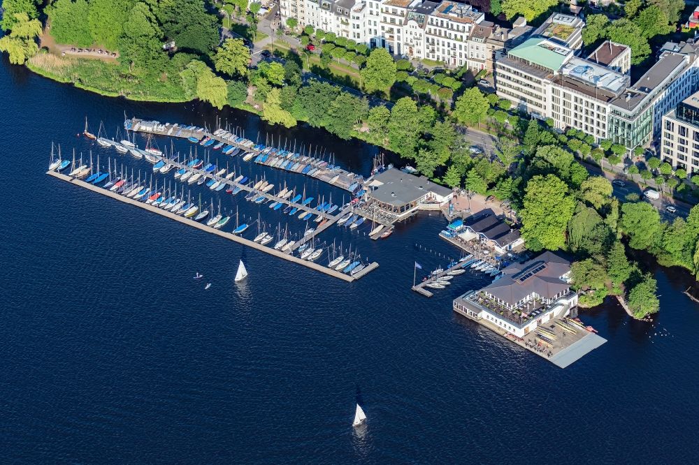 Luftaufnahme Hamburg - Sportboot- Anlegestellen und Bootsliegeplätzen am Uferbereich der Alster in Hamburg, Deutschland