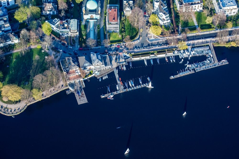 Luftbild Hamburg - Sportboot- Anlegestellen und Bootsliegeplätzen am Uferbereich der Außenalster an der Schöne Aussicht im Ortsteil Uhlenhorst in Hamburg, Deutschland