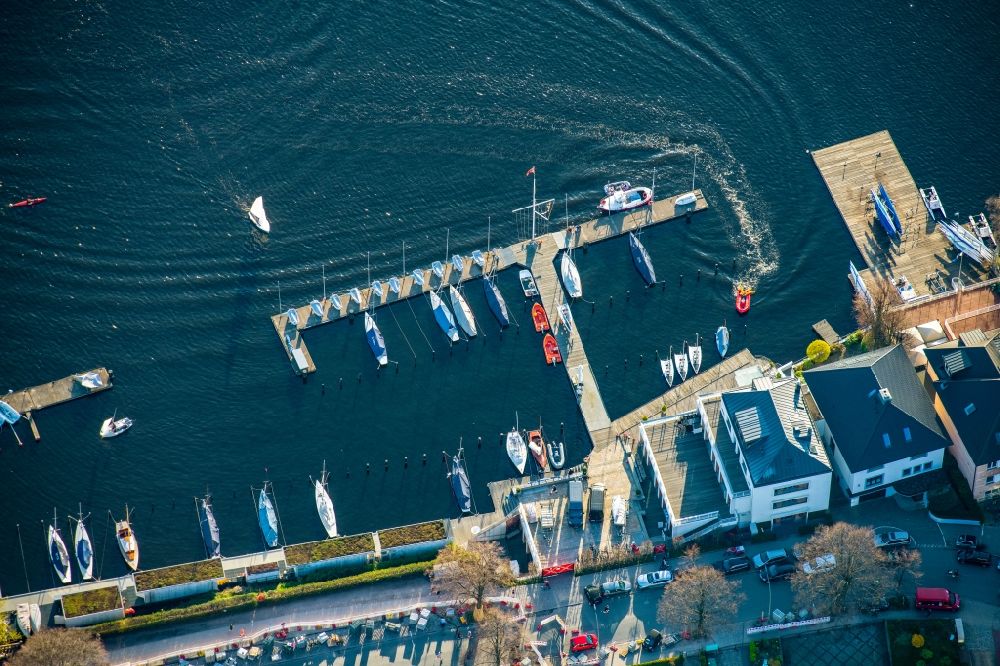 Luftbild Hamburg - Sportboot- Anlegestellen und Bootsliegeplätzen am Uferbereich der Außenalster an der Schöne Aussicht im Ortsteil Uhlenhorst in Hamburg, Deutschland
