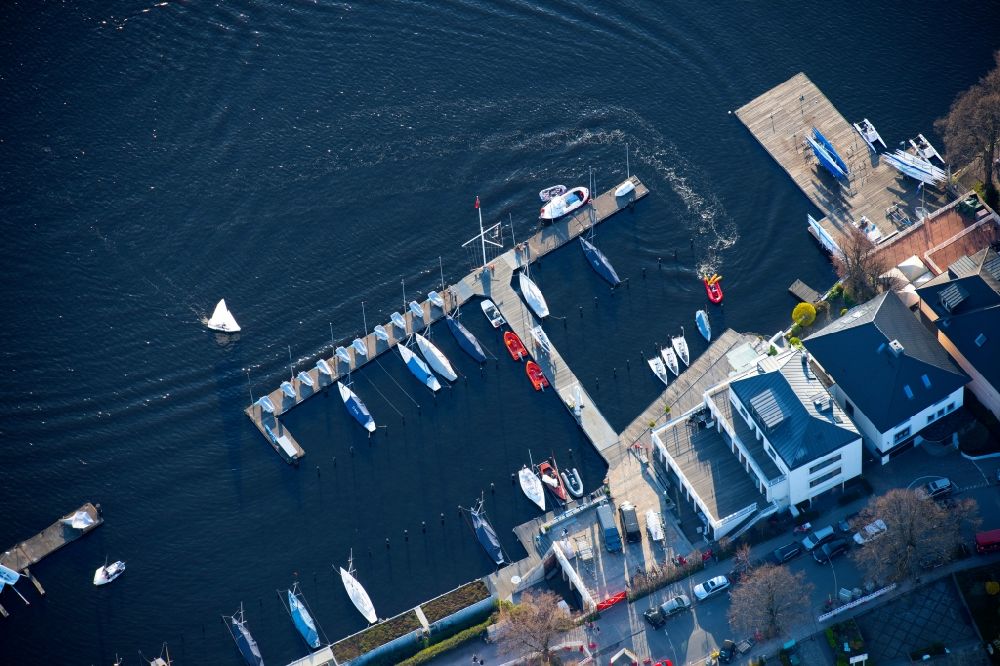Luftaufnahme Hamburg - Sportboot- Anlegestellen und Bootsliegeplätzen am Uferbereich der Außenalster an der Schöne Aussicht im Ortsteil Uhlenhorst in Hamburg, Deutschland
