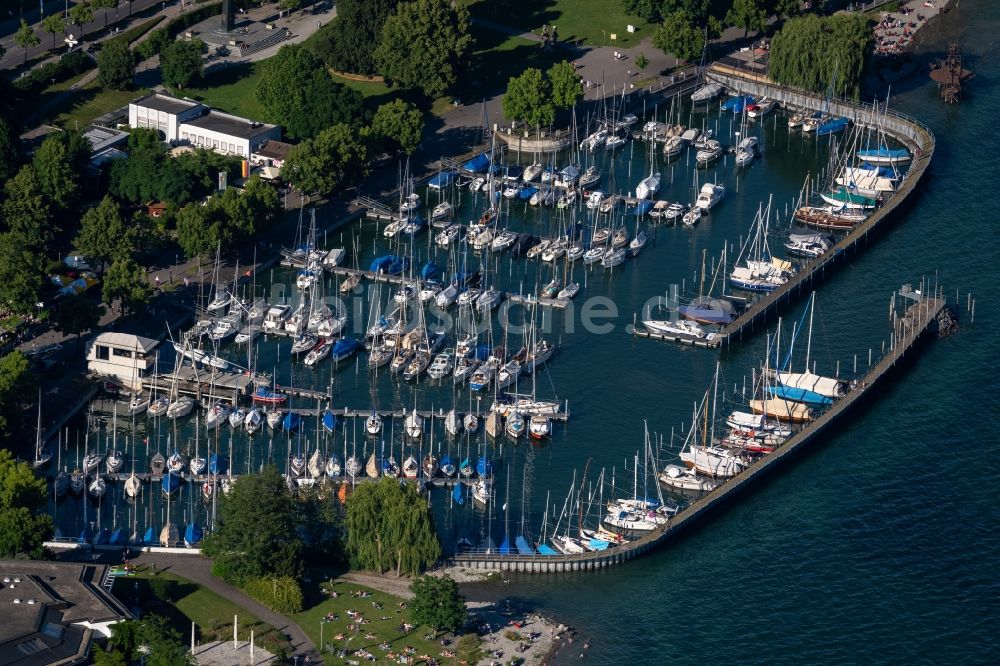 Luftaufnahme Friedrichshafen - Sportboot- Anlegestellen und Bootsliegeplätzen am Uferbereich des Bodensee in Friedrichshafen im Bundesland Baden-Württemberg, Deutschland