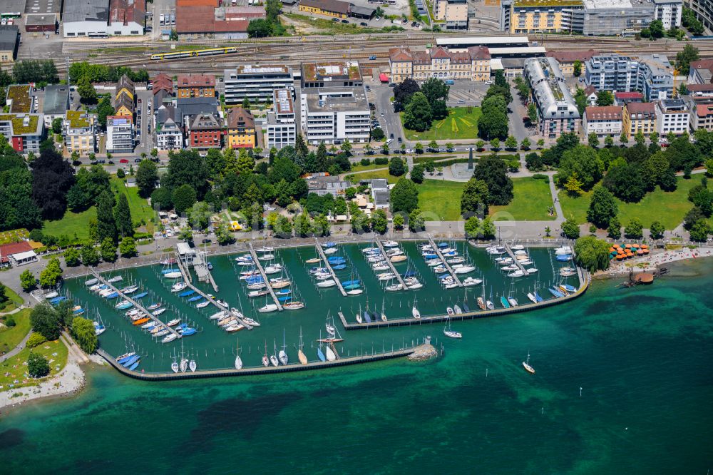 Friedrichshafen aus der Vogelperspektive: Sportboot- Anlegestellen und Bootsliegeplätzen am Uferbereich des Bodensee in Friedrichshafen im Bundesland Baden-Württemberg, Deutschland