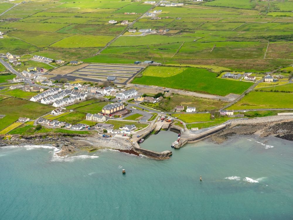Luftaufnahme Liscannor - Sportboot- Anlegestellen und Bootsliegeplätzen am Uferbereich in in Clare, Irland