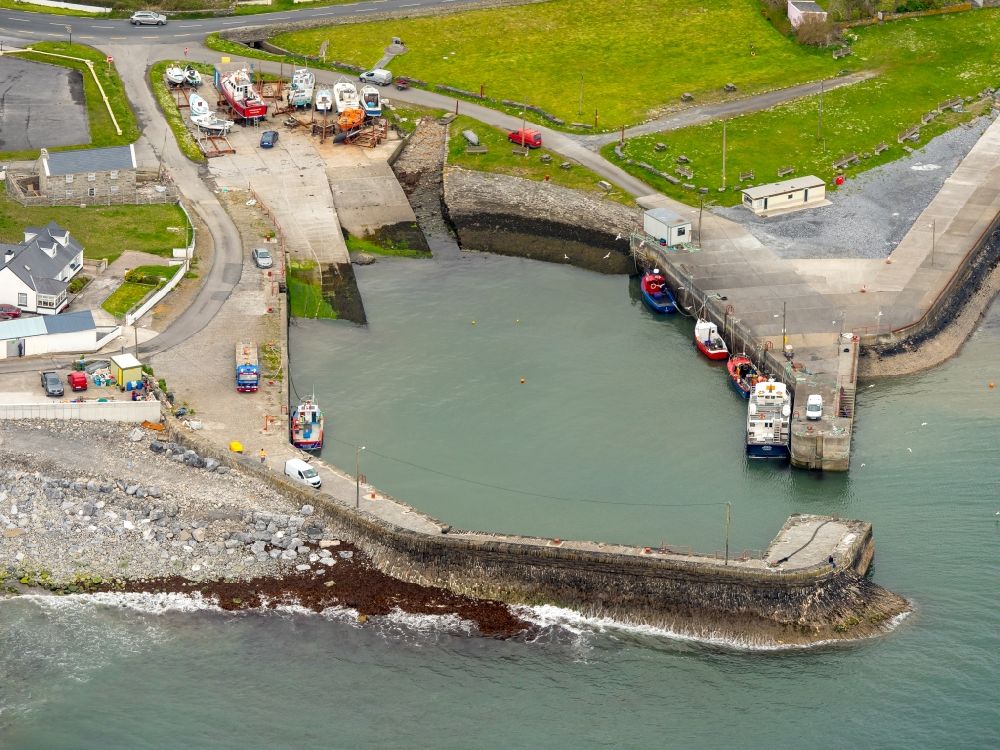 Liscannor von oben - Sportboot- Anlegestellen und Bootsliegeplätzen am Uferbereich in in Clare, Irland