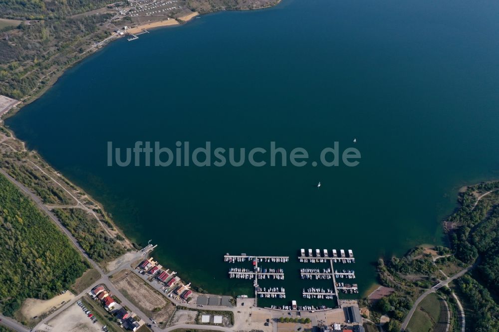 Mücheln (Geiseltal) von oben - Sportboot- Anlegestellen und Bootsliegeplätzen am Uferbereich des Geiseltalsee am Hafenplatz in Mücheln (Geiseltal) im Bundesland Sachsen-Anhalt, Deutschland