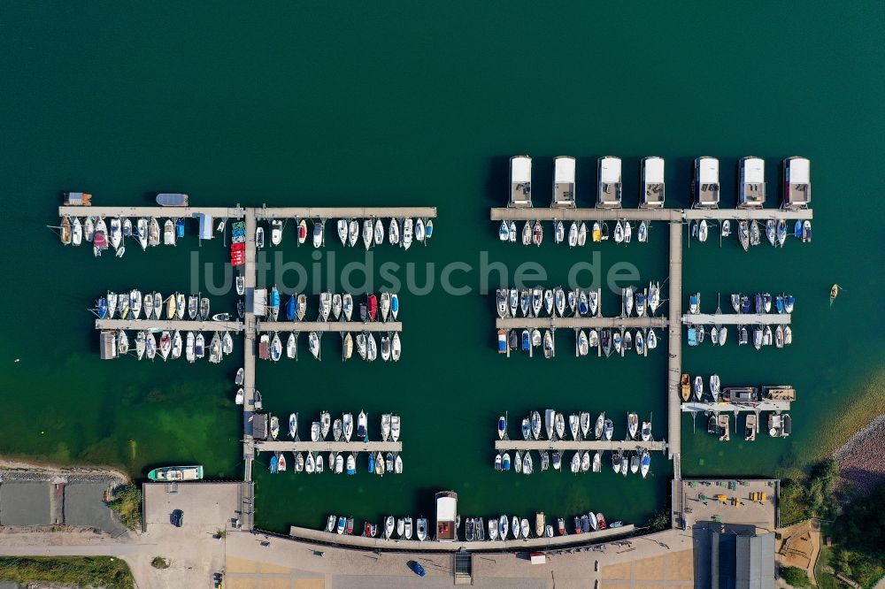 Mücheln (Geiseltal) aus der Vogelperspektive: Sportboot- Anlegestellen und Bootsliegeplätzen am Uferbereich des Geiseltalsee am Hafenplatz in Mücheln (Geiseltal) im Bundesland Sachsen-Anhalt, Deutschland