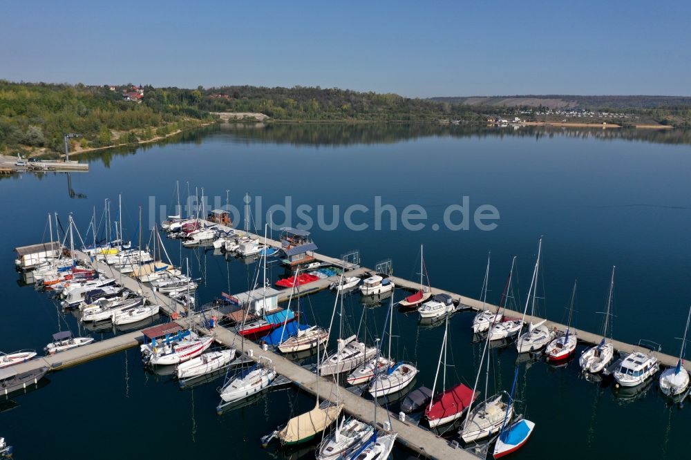 Luftaufnahme Mücheln (Geiseltal) - Sportboot- Anlegestellen und Bootsliegeplätzen am Uferbereich des Geiseltalsee am Hafenplatz in Mücheln (Geiseltal) im Bundesland Sachsen-Anhalt, Deutschland