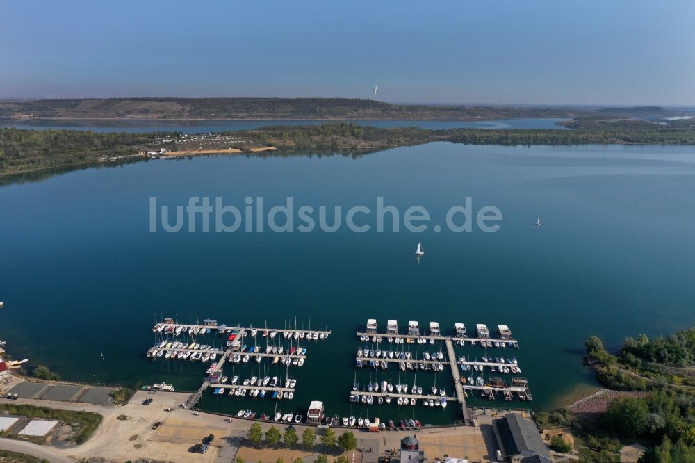 Mücheln (Geiseltal) von oben - Sportboot- Anlegestellen und Bootsliegeplätzen am Uferbereich des Geiseltalsee am Hafenplatz in Mücheln (Geiseltal) im Bundesland Sachsen-Anhalt, Deutschland