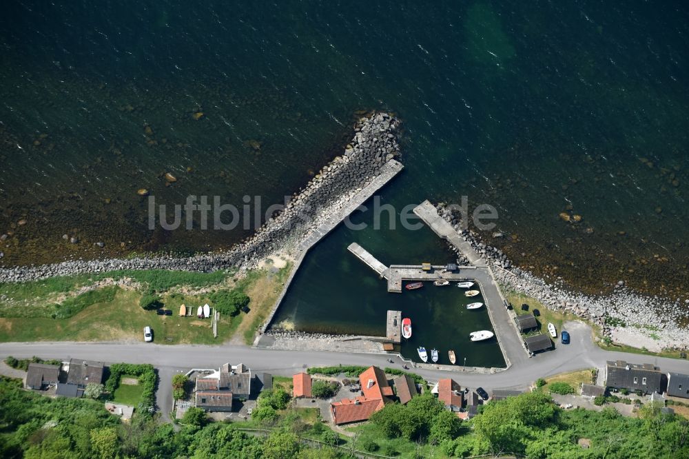Hasle aus der Vogelperspektive: Sportboot- Anlegestellen und Bootsliegeplätzen am Uferbereich in Hasle in Region Hovedstaden, Dänemark