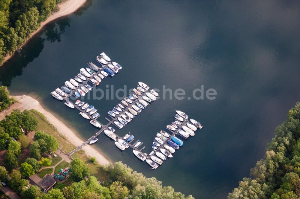 Otterstadt aus der Vogelperspektive: Sportboot- Anlegestellen und Bootsliegeplätzen am Uferbereich in Otterstadt im Bundesland Rheinland-Pfalz