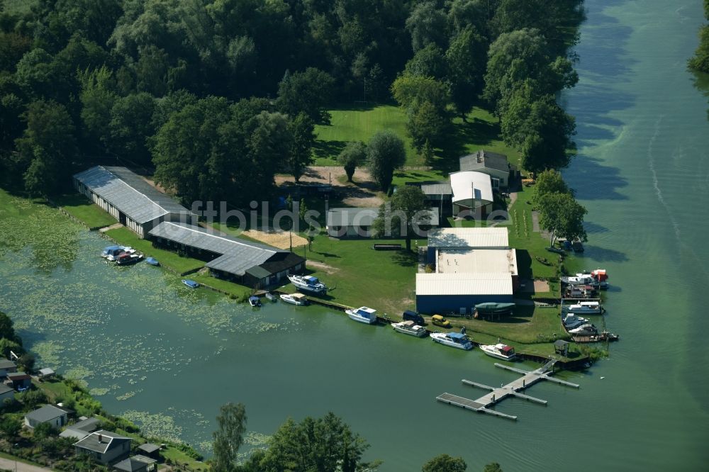 Luftaufnahme Rathenow - Sportboot- Anlegestellen und Bootsliegeplätzen am Uferbereich in Rathenow im Bundesland Brandenburg