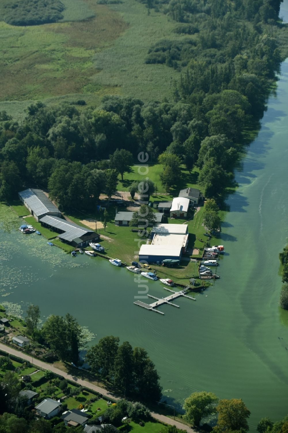 Rathenow aus der Vogelperspektive: Sportboot- Anlegestellen und Bootsliegeplätzen am Uferbereich in Rathenow im Bundesland Brandenburg