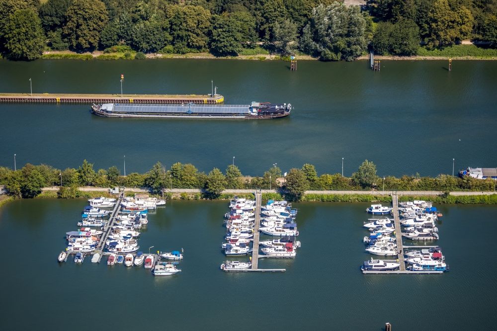 Herne aus der Vogelperspektive: Sportboot- Anlegestellen und Bootsliegeplätzen am Uferbereich des Rhein-Herne-Kanal an der Gneisenaustraße in Herne im Bundesland Nordrhein-Westfalen, Deutschland