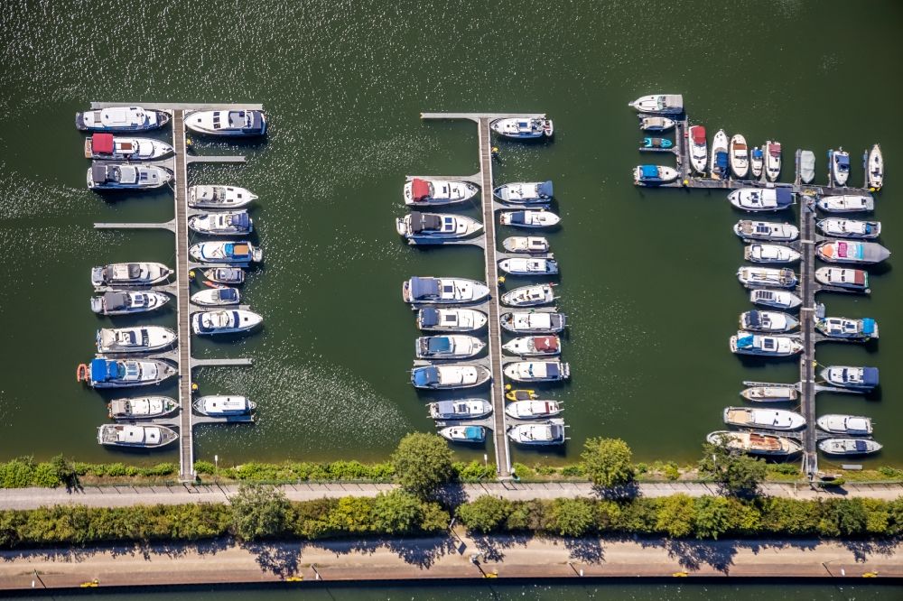 Luftaufnahme Herne - Sportboot- Anlegestellen und Bootsliegeplätzen am Uferbereich des Rhein-Herne-Kanal an der Gneisenaustraße in Herne im Bundesland Nordrhein-Westfalen, Deutschland