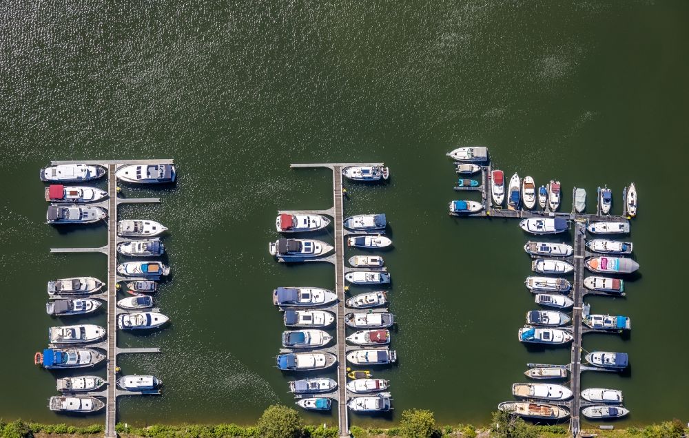 Herne von oben - Sportboot- Anlegestellen und Bootsliegeplätzen am Uferbereich des Rhein-Herne-Kanal an der Gneisenaustraße in Herne im Bundesland Nordrhein-Westfalen, Deutschland