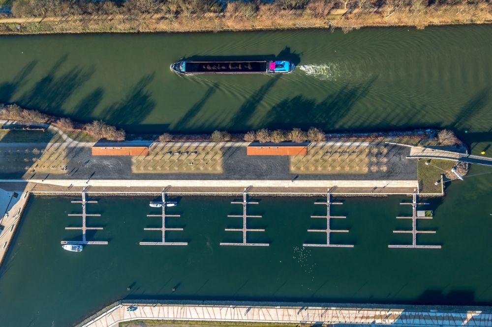 Luftaufnahme Gelsenkirchen - Sportboot- Anlegestellen und Bootsliegeplätzen am Uferbereich des Rhein-Herne-Kanal im Ortsteil Bismarck in Gelsenkirchen im Bundesland Nordrhein-Westfalen, Deutschland