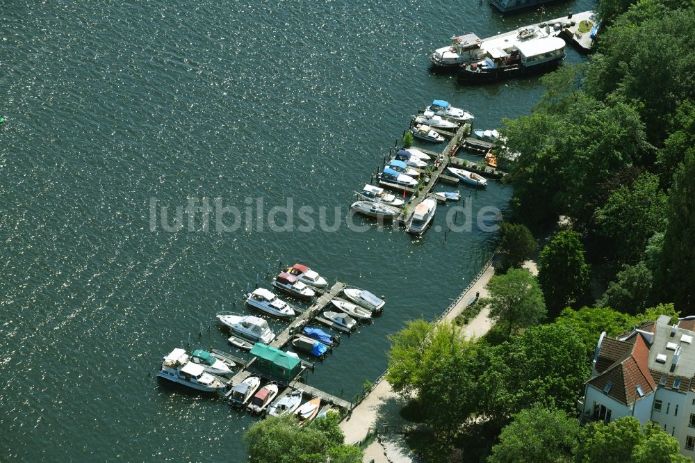 Luftbild Berlin - Sportboot- Anlegestellen und Bootsliegeplätzen am Uferbereich der Spree im Ortsteil Niederschöneweide in Berlin, Deutschland