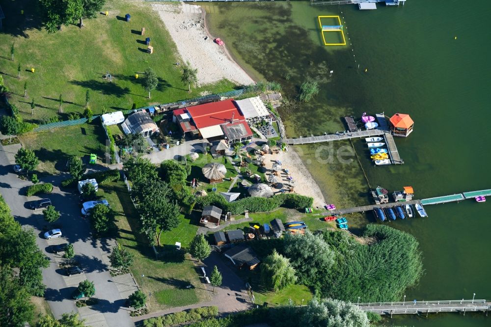 Prenzlau von oben - Sportboot- Anlegestellen und Bootsliegeplätzen am Uferbereich des Strandcafe Balu an der Uferpromenade in Prenzlau im Bundesland Brandenburg, Deutschland
