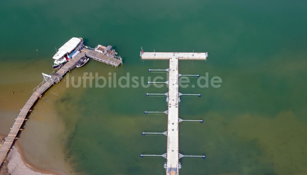 Luftaufnahme Großpösna - Sportboot- Anlegestellen und Bootsliegeplätzen am Uferbereich am Störmthaler See in Großpösna im Bundesland Sachsen, Deutschland