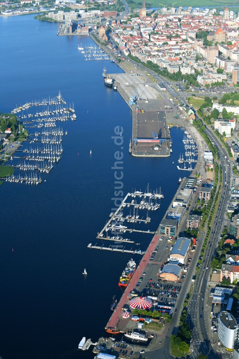 Luftaufnahme Rostock - Sportboot- Anlegestellen und Bootsliegeplätzen am Uferbereich der Unterwarnow in Rostock im Bundesland Mecklenburg-Vorpommern, Deutschland