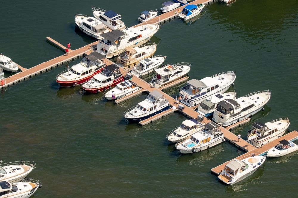 Luftaufnahme Waren (Müritz) - Sportboot- Anlegestellen und Bootsliegeplätzen am Uferbereich in Waren (Müritz) im Bundesland Mecklenburg-Vorpommern