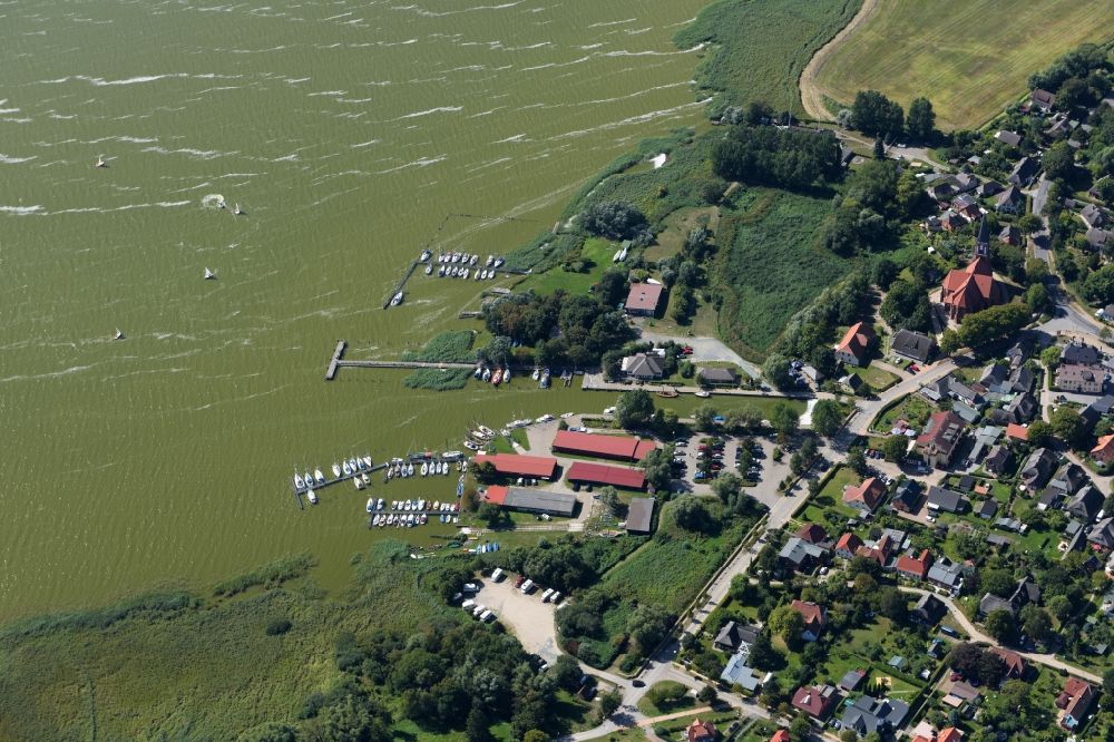 Luftbild Wustrow - Sportboot- Anlegestellen und Bootsliegeplätzen am Uferbereich in Wustrow im Bundesland Mecklenburg-Vorpommern