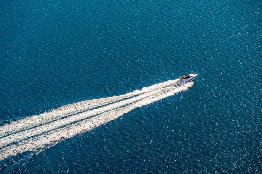 Luftaufnahme Port d'Alcudia - Sportboot in Fahrt in der Bucht von Alcudia in Port d'Alcudia in Balearische Insel Mallorca, Spanien