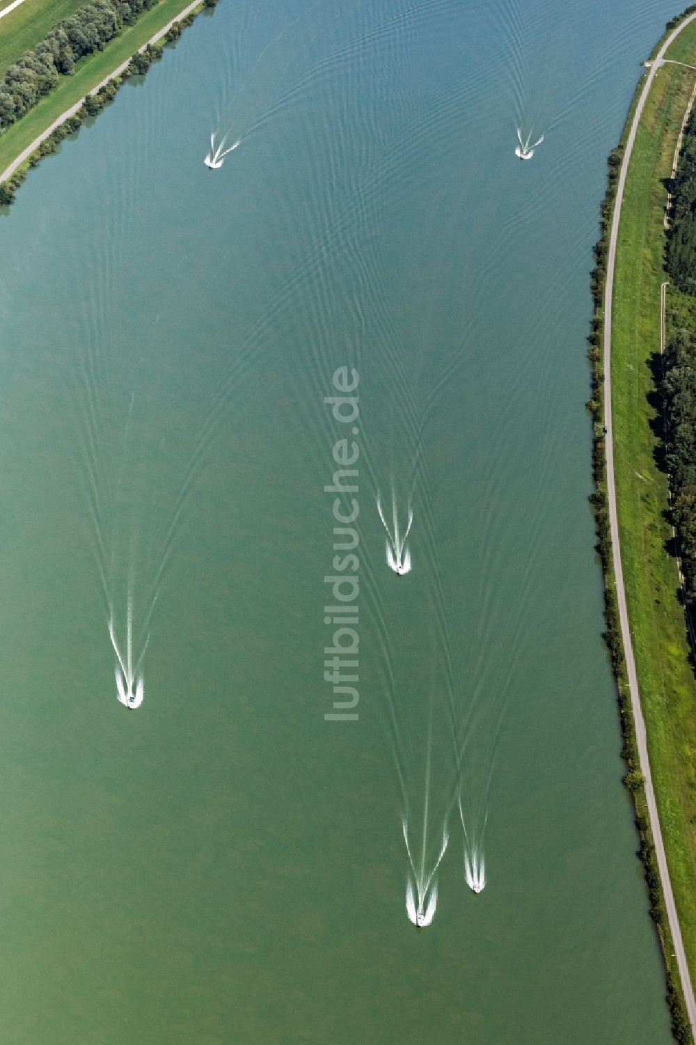 Luftaufnahme Strengberg - Sportboot - in Fahrt auf der Donau in Strengberg in Niederösterreich, Österreich