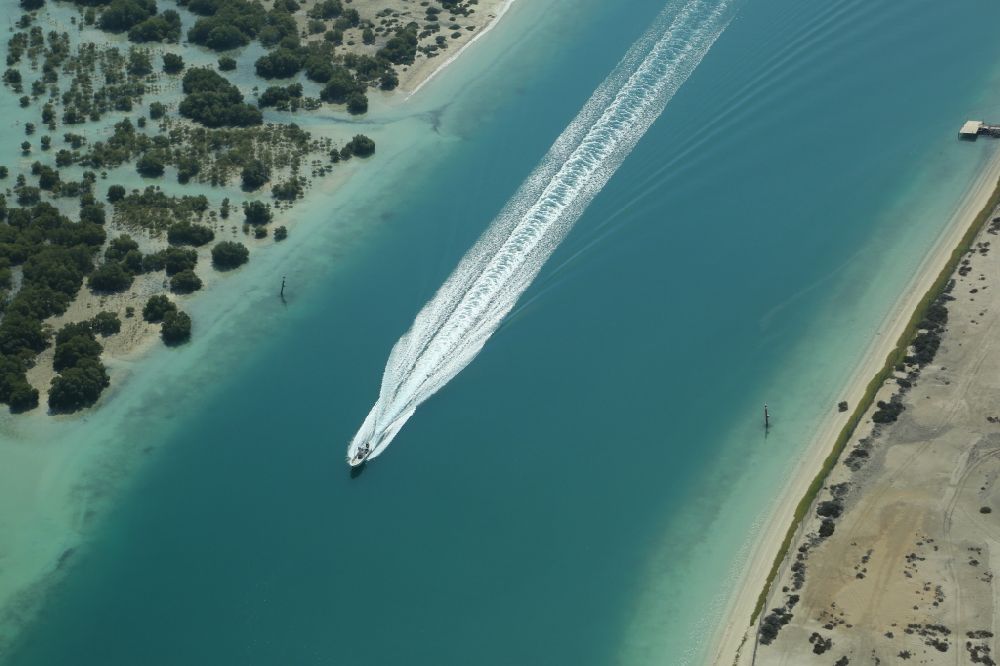 Luftaufnahme Abu Dhabi - Sportboot in Fahrt in einem Mangroven Kanal bei Abu Dhabi in Vereinigte Arabische Emirate