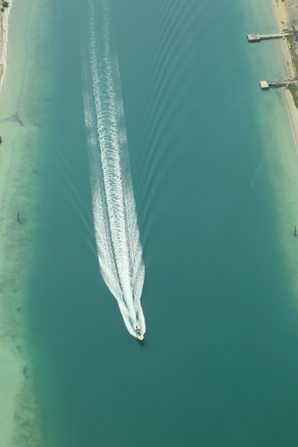 Abu Dhabi von oben - Sportboot in Fahrt in einem Mangroven Kanal bei Abu Dhabi in Vereinigte Arabische Emirate