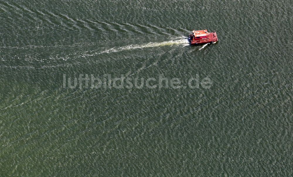 Luftaufnahme Werder (Havel) - Sportboot in Fahrt auf der Havel in Werder (Havel) im Bundesland Brandenburg, Deutschland