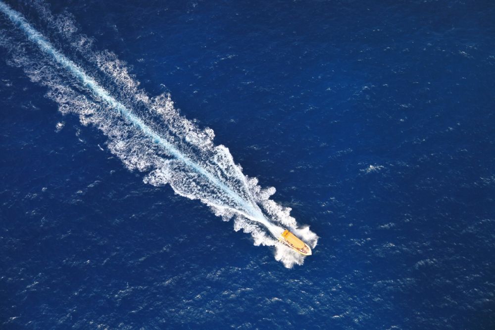 Can Picafort aus der Vogelperspektive: Sportboot - Motorboot in Fahrt in Andratx im Mittelmeer in Mallorca auf der balearischen Mittelmeerinsel Mallorca, Spanien