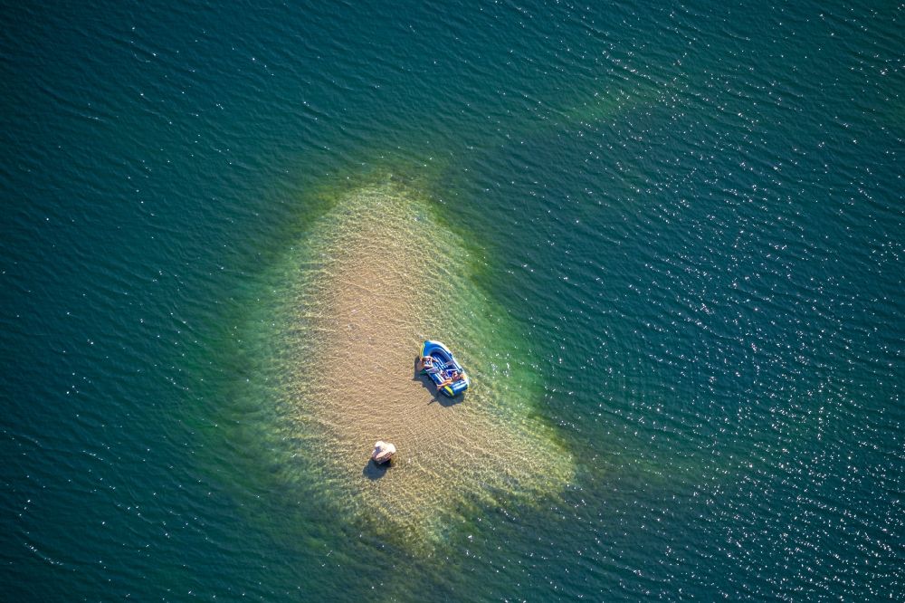 Luftbild Hünxe - Sportboot - Schlauchboot auf einer Sandbank auf dem Tenderingssee in Hünxe im Bundesland Nordrhein-Westfalen, Deutschland