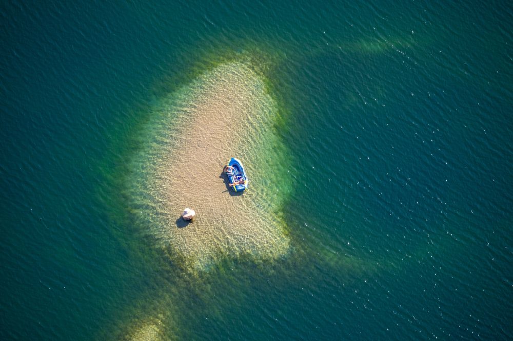 Luftaufnahme Hünxe - Sportboot - Schlauchboot auf einer Sandbank auf dem Tenderingssee in Hünxe im Bundesland Nordrhein-Westfalen, Deutschland