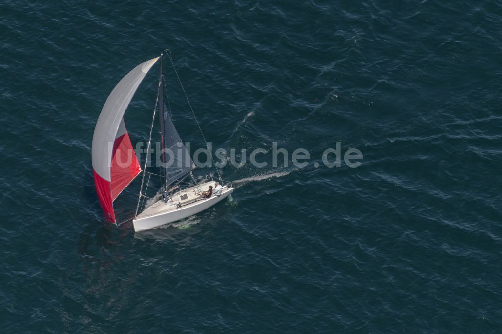 Starnberg von oben - Sportboot - Segelboot in Fahrt auf dem Starnberger See in Starnberg im Bundesland Bayern, Deutschland
