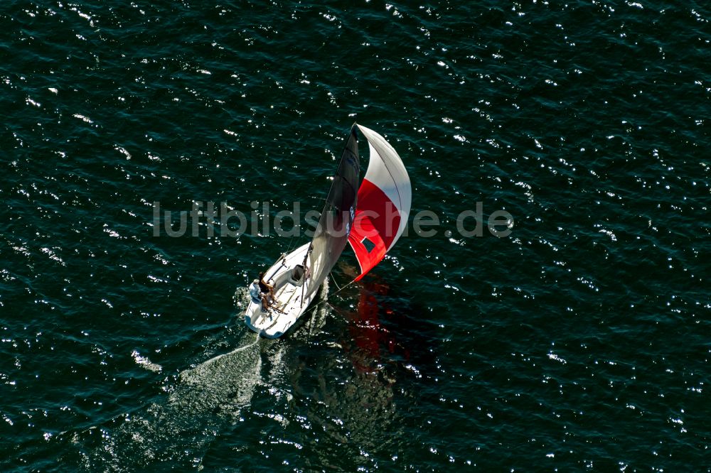 Starnberg aus der Vogelperspektive: Sportboot - Segelboot in Fahrt auf dem Starnberger See in Starnberg im Bundesland Bayern, Deutschland