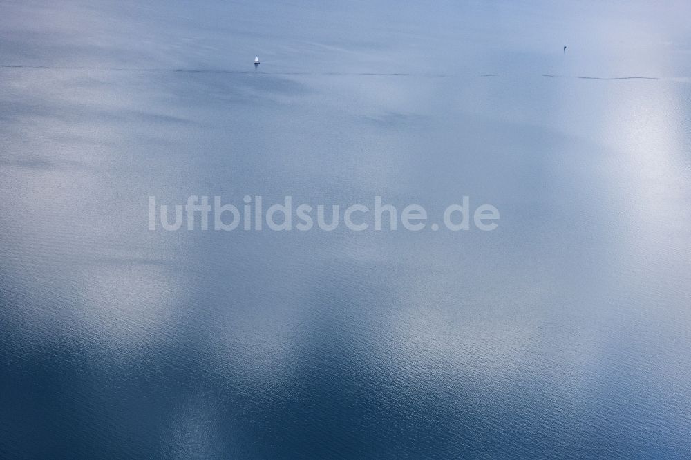 Herrsching am Ammersee von oben - Sportboot - Segelschiff in Fahrt auf dem Ammersee in Herrsching am Ammersee im Bundesland Bayern, Deutschland