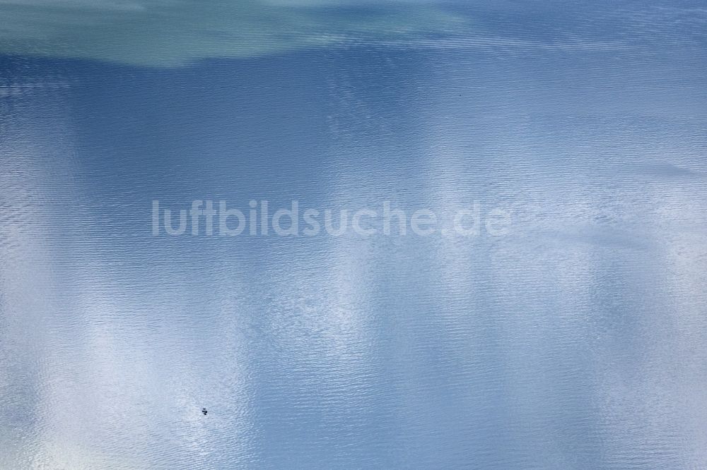 Luftbild Herrsching am Ammersee - Sportboot - Segelschiff in Fahrt auf dem Ammersee in Herrsching am Ammersee im Bundesland Bayern, Deutschland