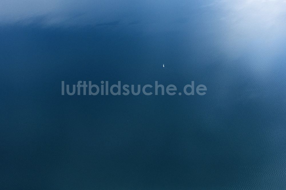 Luftbild Herrsching am Ammersee - Sportboot - Segelschiff in Fahrt auf dem Ammersee in Herrsching am Ammersee im Bundesland Bayern, Deutschland